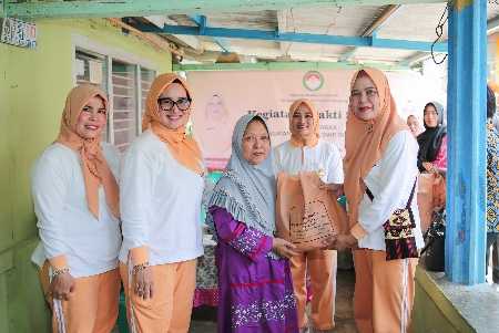 Peringati HUT Ke-25 DWP Provinsi Lampung dan Hari Ibu, Pj. Ketua DWP Gelar Bakti Sosial