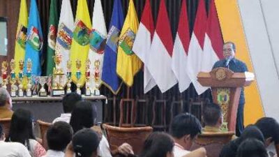 Pj. Gubernur Lampung Serahkan Penghargaan kepada Marching Band FYBI, Juara Umum IOMBF 2024