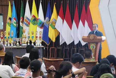 Pj. Gubernur Lampung Serahkan Penghargaan kepada Marching Band FYBI, Juara Umum IOMBF 2024