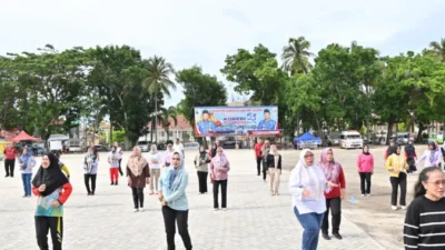 Semringah, 3 Peserta Senam Yang Full Senyum Dapat Hadiah Dari Plh. Sekda Lamsel