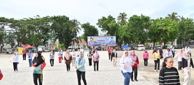 Semringah, 3 Peserta Senam Yang Full Senyum Dapat Hadiah Dari Plh. Sekda Lamsel