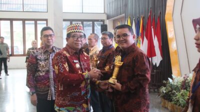 Pj. Gubernur Lampung Serahkan Penghargaan Produktivitas Siddhakarya 2024