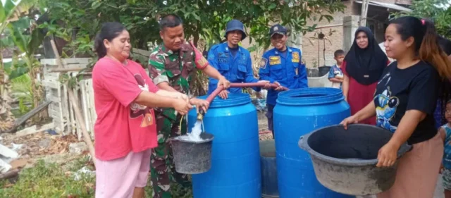 Dinas Damkarmat Lampung Selatan Posko Jati Agung Salurkan 4.000 Liter Air Bersih ke Warga Natar Terdampak Kemarau
