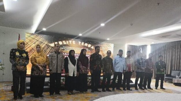 Pj. Gubernur Samsudin Berikan Penghargaan Tiga OPD Pemprovi Lampung Peraih Website Terbaik