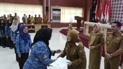 Walikota Eva Dwiana Serahkan SK Pensiun kepada 84 PNS Pemkot Bandarlampung