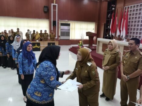 Walikota Eva Dwiana Serahkan SK Pensiun kepada 84 PNS Pemkot Bandarlampung