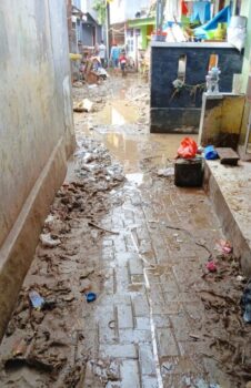 BPBD, Damkar, dan DLH Bantu Warga Bandarlampung Bersihkan Wilayah yang Kebanjiran