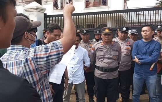 Tuntut Fasilitas Umum, Warga Dua Perumahan Lampung Utara Unjuk Rasa di Kantor kantor PT Matrix Center Group