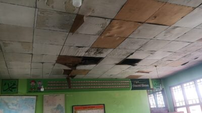 Sebagian Besar Plafon Kelas SDN 1 Rawa Laut Bandarlampung Rusak