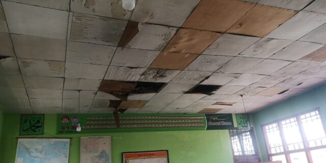 Sebagian Besar Plafon Kelas SDN 1 Rawa Laut Bandarlampung Rusak