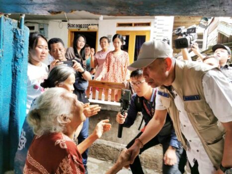 Banjir di Bandar Lampung, Nenek Rohani Gembira Dikunjungi Wamensos Agus Jabo