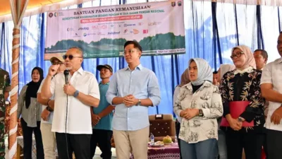 Menko Bidang Pangan RI Salurkan Bantuan Bibit Pertanian dan Bahan Pangan Untuk Korban Banjir di Lampung Selatan