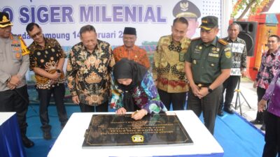 Walikota Eva Dwiana Resmikan JPO Siger Milenial untuk Masyarakat Berswafoto
