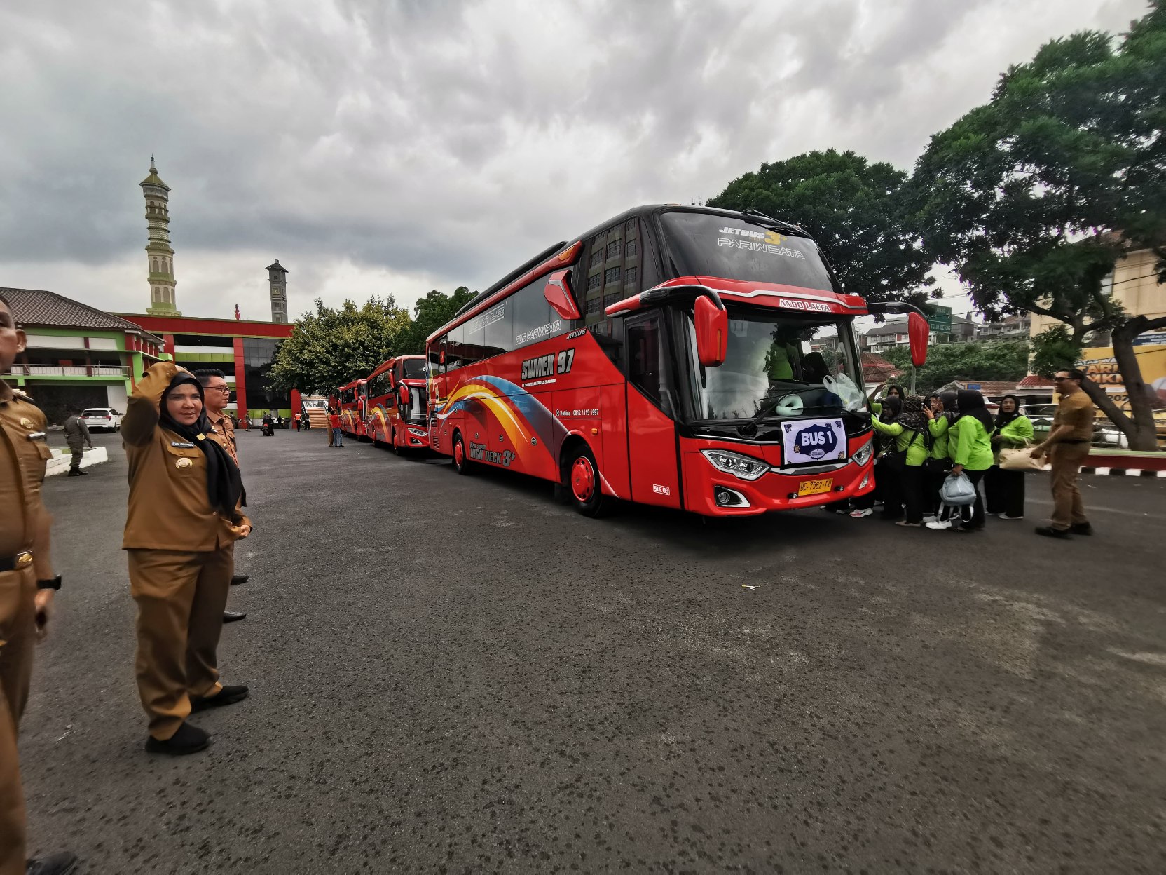 Walikota Eva Dwiana Lepas Peserta Wisata Rohani ke Masjid Al-Jabar Bandung