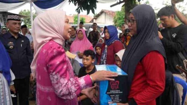 Safari Ramadhan, Ketua TP PKK Lampung Serahkan Bantuan Sembako, Mesin Jahit dan Alat Bantu Disabilitas