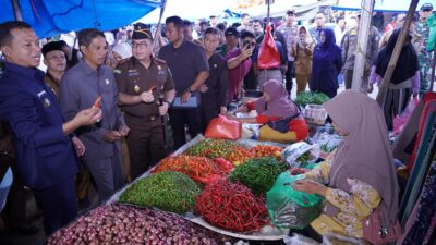 Bupati Pringsewu H. Riyanto Pamungkas Blusukan, Tinjau Stok dan Harga Kebutuhan Pokok di Pasar Banyumas