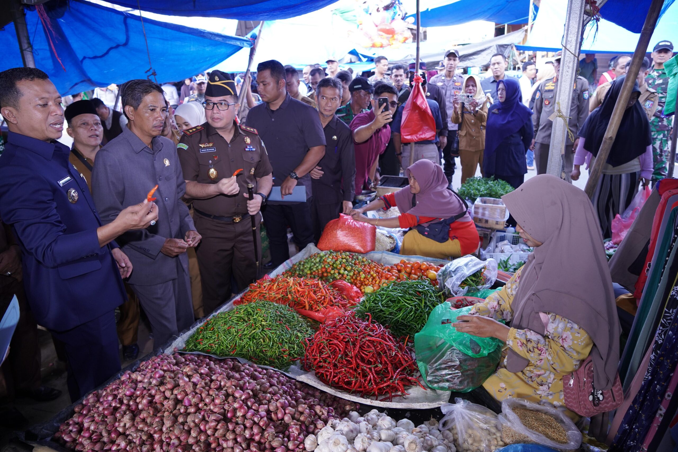 Bupati Pringsewu H. Riyanto Pamungkas Blusukan, Tinjau Stok dan Harga Kebutuhan Pokok di Pasar Banyumas