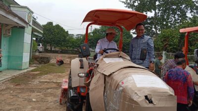 Irham Jafar Serahkan Bantuan Traktor Roda Empat