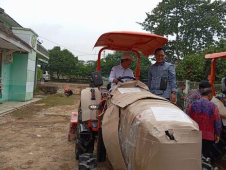 Irham Jafar Serahkan Bantuan Traktor Roda Empat