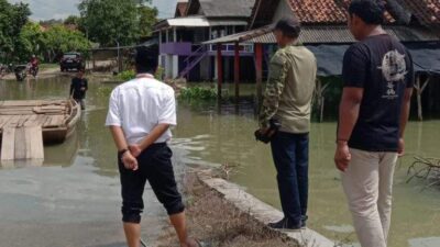 Anggota DPRD Lampung Yusnadi Tinjau Pembangunan Jembatan Sungai Bungur