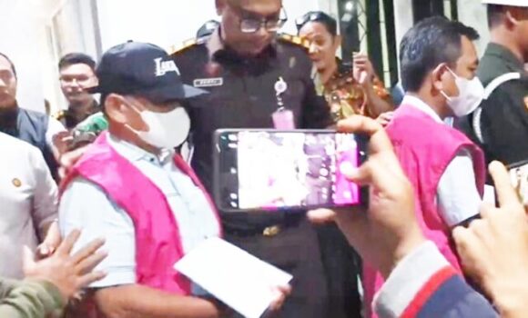 Dugaan Korupsi Proyek Gerbang Rumah Dinas Bupati Senilai Rp6,9 Miliar, Mantan Bupati Lampung Timur Ditetapkan sebagai Tersangka