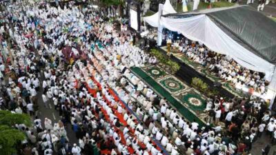 Ribuan Warga Padati “Lampung Bersholawat” Peringatan Nuzulul Quran dan HUT ke-61 Provinsi Lampung