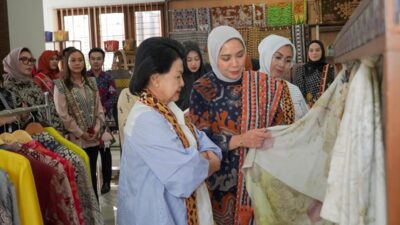 Lampung Dapat Kehormatan, Ketua Umum IAD Kunjungi Dekranasda dan Apresiasi Wastra Lokal