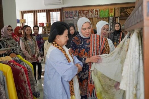 Lampung Dapat Kehormatan, Ketua Umum IAD Kunjungi Dekranasda dan Apresiasi Wastra Lokal
