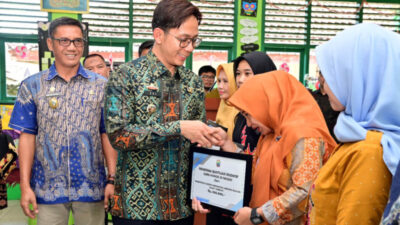 Bagikan Insentif 713 Guru Honorer di Kecamatan Natar, Bupati Egi Pinta Guru Tingkatkan Kualitas Pendidikan