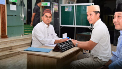 Bupati Radityo Egi Pratama Tunaikan Zakat di Masjid Agung Kalianda