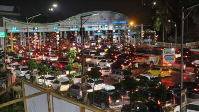 Puncak Arus Balik, Ribuan Pemudik Sepeda Motor dan Pejalan Kaki Berjubel di Pelabuhan Bakauheni