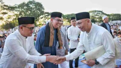 Gubernur Rahmaf Mirzani Tunaikan Salat Ied Bersama Ribuan Warga