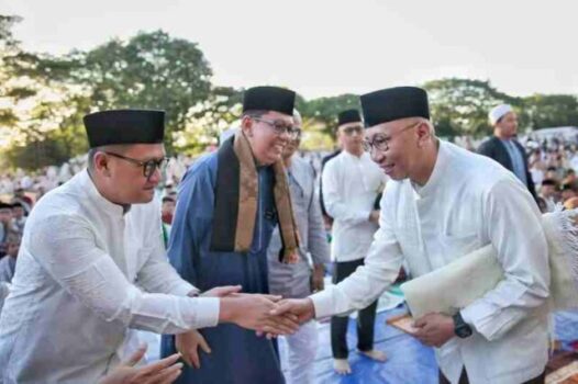 Gubernur Rahmaf Mirzani Tunaikan Salat Ied Bersama Ribuan Warga