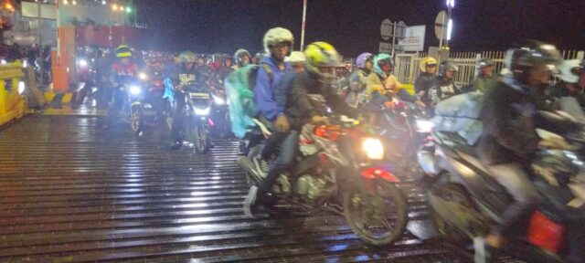 Puncak Arus Balik Kendaraan Pemudik Membeludak, Bakauheni Aktifkan 3 Dermaga Skema TBB