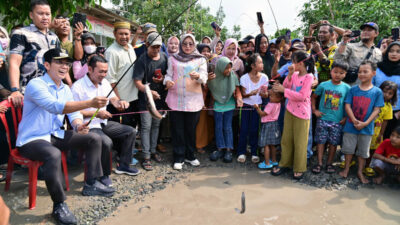 Ikut Mancing dan Bakar Lele di Lokasi Jalan Rusak, Bupati Egi Janji Perbaiki Tahun Ini