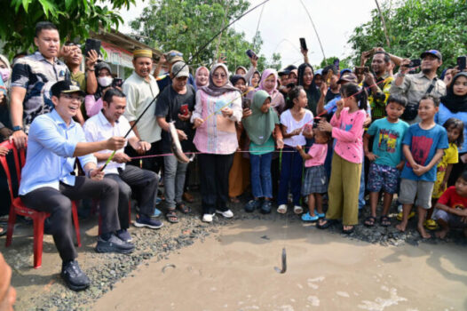 Ikut Mancing dan Bakar Lele di Lokasi Jalan Rusak, Bupati Egi Janji Perbaiki Tahun Ini