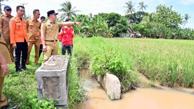 Susuri Lokasi Banjir, Bupati Egi Serahkan Bantuan kepada Warga Terdampak di Desa Merak Belantung
