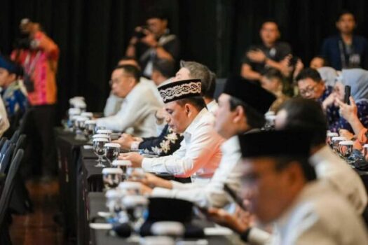 Wali Kota Metro dan Ketua TP PKK Metro Ikuti Munas VII APEKSI di Surabaya