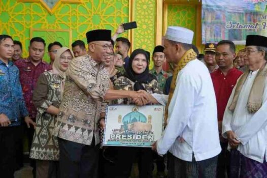 Gubernur Lampung Serahkan Sapi Kurban Bantuan Presiden