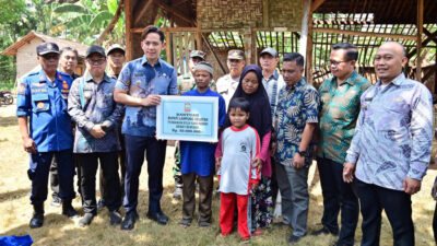 Bupati Egi Salurkan Bantuan RTLH untuk Korban Rumah Ambruk di Desa Kertosari Kecamatan Tanjung Sari