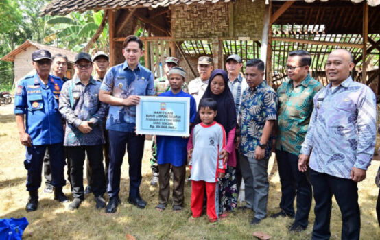 Bupati Egi Salurkan Bantuan RTLH untuk Korban Rumah Ambruk di Desa Kertosari Kecamatan Tanjung Sari