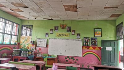 Plafon Ruang Kelas Rusak, Wali Murid SDN 1 Rawalaut Bandar Lampung Kecewa.