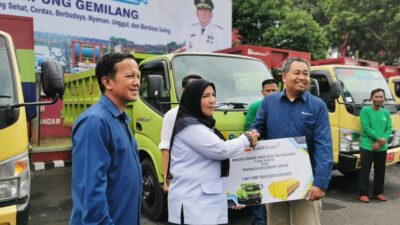 PT Bukit Asam Serahkan Enam Kontainer Sampah dan Satu Dump Truck untuk DLH Bandar Lampung