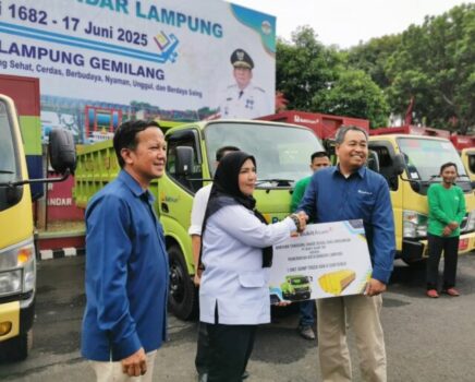 PT Bukit Asam Serahkan Enam Kontainer Sampah dan Satu Dump Truck untuk DLH Bandar Lampung
