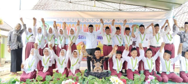 MI Darul Muttaqien Putra Buyut Gelar Tasyakuran dan Pelepasan Siswa Kelas VI