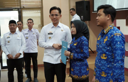 Serahkan SK Pengangkatan CPNS dan PPPK 2024, Ini Pesan Bupati Egi