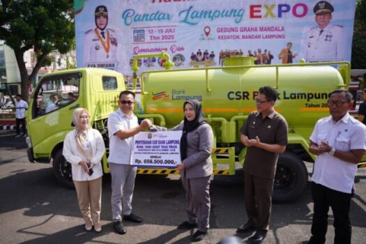 Bank Lampung Serahkan Hibah Satu Unit Mobil Sedot Limbah Domestik Senilai Rp656 Juta Lebih