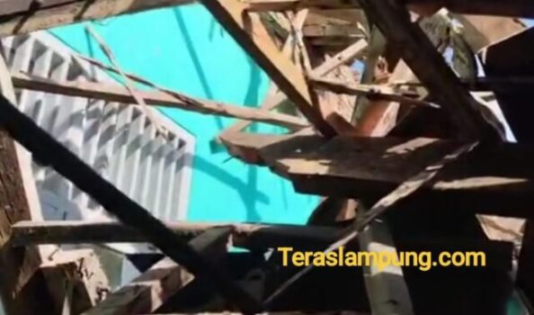 Atap Balai Rehabilitasi Narkotika Kejaksaan di RSU Ryacudu Lampung Utara Ambruk