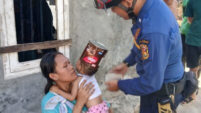 Damkar Kota Bandarlampung Berhasil Evakuasi Anak yang Kepalanya Masuk Kaleng Biskuit