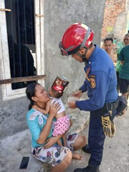 Damkar Kota Bandarlampung Berhasil Evakuasi Anak yang Kepalanya Masuk Kaleng Biskuit